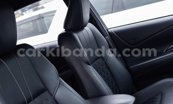 Gura Yakoze Toyota Harrier White Imodoka i Kampala mu Uganda Gura Yakoze Toyota Harrier White Imodoka i Kampala mu Uganda