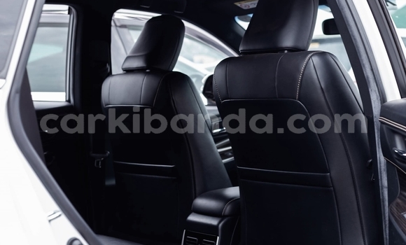 Gura Yakoze Toyota Harrier White Imodoka i Kampala mu Uganda Gura Yakoze Toyota Harrier White Imodoka i Kampala mu Uganda