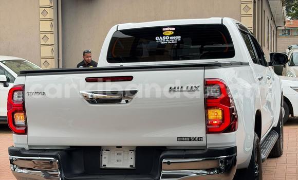 Gura Yakoze Toyota Hiluxe Revo White Imodoka i Kampala mu Uganda Gura Yakoze Toyota Hiluxe Revo White Imodoka i Kampala mu Uganda