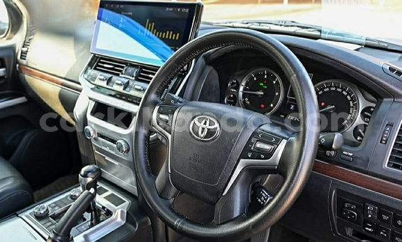 Gura Yakoze Toyota Land Cruiser Silver Imodoka i Kampala mu Uganda Gura Yakoze Toyota Land Cruiser Silver Imodoka i Kampala mu Uganda