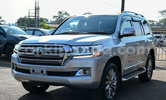 Gura Yakoze Toyota Land Cruiser Silver Imodoka i Kampala mu Uganda Gura Yakoze Toyota Land Cruiser Silver Imodoka i Kampala mu Uganda