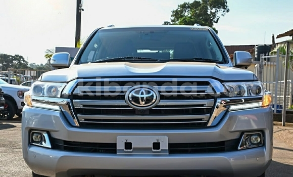 Gura Yakoze Toyota Land Cruiser Silver Imodoka i Kampala mu Uganda Gura Yakoze Toyota Land Cruiser Silver Imodoka i Kampala mu Uganda