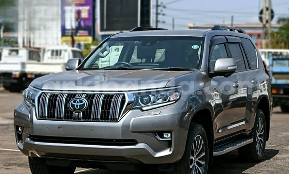 Gura Yakoze Toyota Prado Beige Imodoka i Kampala mu Uganda Gura Yakoze Toyota Prado Beige Imodoka i Kampala mu Uganda