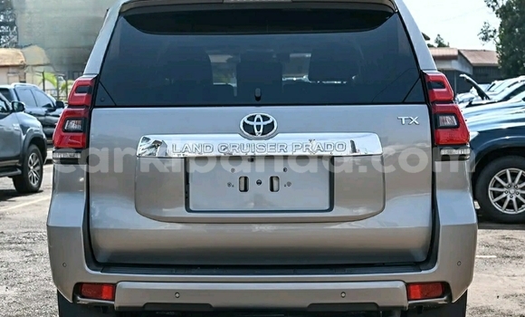 Gura Yakoze Toyota Prado Beige Imodoka i Kampala mu Uganda Gura Yakoze Toyota Prado Beige Imodoka i Kampala mu Uganda