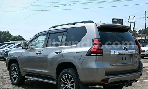 Gura Yakoze Toyota Prado Beige Imodoka i Kampala mu Uganda Gura Yakoze Toyota Prado Beige Imodoka i Kampala mu Uganda