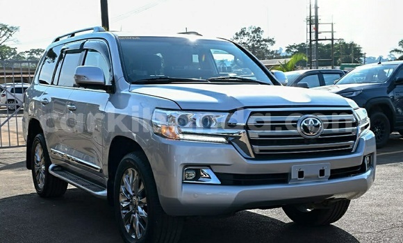Gura Yakoze Toyota Land Cruiser Silver Imodoka i Kampala mu Uganda Gura Yakoze Toyota Land Cruiser Silver Imodoka i Kampala mu Uganda