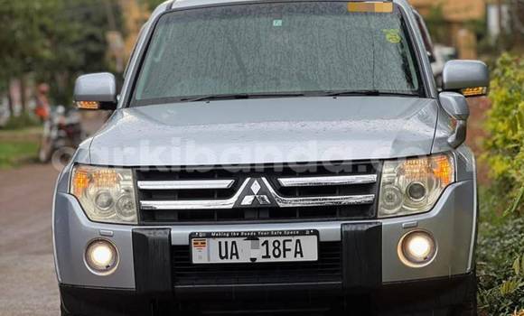 Gura Nshya Mitsubishi Pajero Silver Imodoka i Kampala mu Uganda Gura Nshya Mitsubishi Pajero Silver Imodoka i Kampala mu Uganda