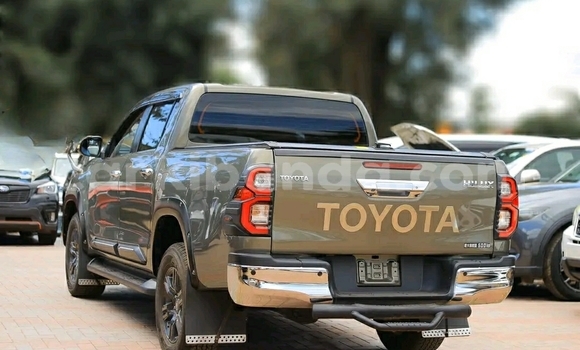 Gura Yakoze Toyota Hiluxe Revo Green Imodoka i Kampala mu Uganda Gura Yakoze Toyota Hiluxe Revo Green Imodoka i Kampala mu Uganda