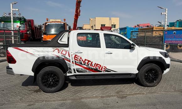 Nunua Imported Toyota Hilux Nyeupe Gari ndani ya Import - Dubai nchini Uganda Nunua Imported Toyota Hilux Nyeupe Gari ndani ya Import - Dubai nchini Uganda