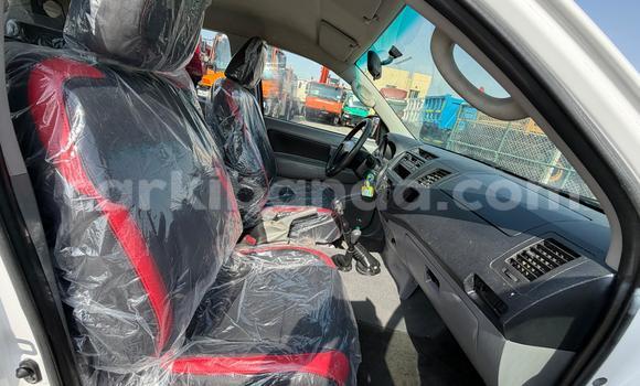 Nunua Imported Toyota Hilux Nyeupe Gari ndani ya Import - Dubai nchini Uganda Nunua Imported Toyota Hilux Nyeupe Gari ndani ya Import - Dubai nchini Uganda