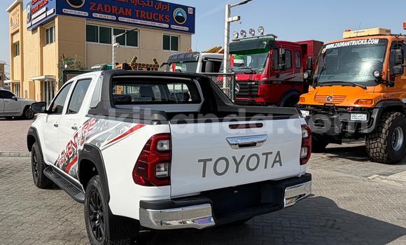 Nunua Imported Toyota Hilux Nyeupe Gari ndani ya Import - Dubai nchini Uganda Nunua Imported Toyota Hilux Nyeupe Gari ndani ya Import - Dubai nchini Uganda