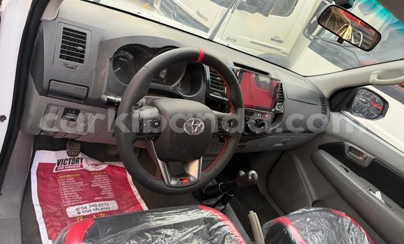 Nunua Imported Toyota Hilux Nyeupe Gari ndani ya Import - Dubai nchini Uganda Nunua Imported Toyota Hilux Nyeupe Gari ndani ya Import - Dubai nchini Uganda