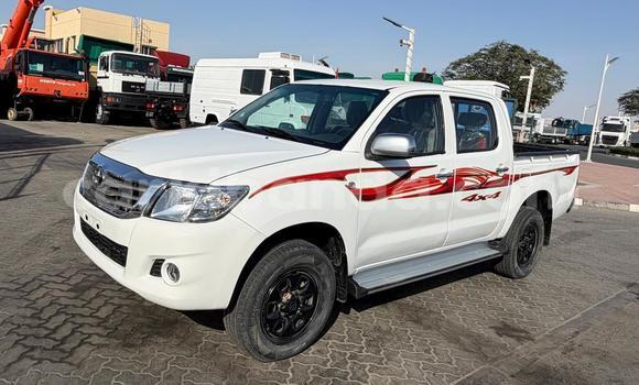 Nunua Imported Toyota Hilux Nyeupe Gari ndani ya Import - Dubai nchini Uganda