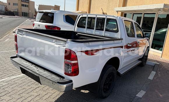 Nunua Imported Toyota Hilux Nyeupe Gari ndani ya Import - Dubai nchini Uganda Nunua Imported Toyota Hilux Nyeupe Gari ndani ya Import - Dubai nchini Uganda