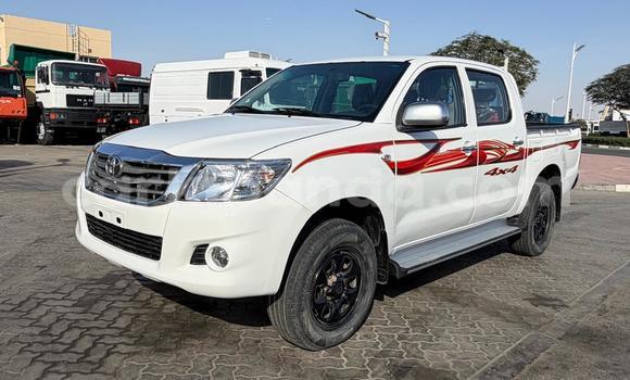 Nunua Imported Toyota Hilux Nyeupe Gari ndani ya Import - Dubai nchini Uganda Nunua Imported Toyota Hilux Nyeupe Gari ndani ya Import - Dubai nchini Uganda