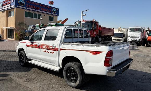 Nunua Imported Toyota Hilux Nyeupe Gari ndani ya Import - Dubai nchini Uganda Nunua Imported Toyota Hilux Nyeupe Gari ndani ya Import - Dubai nchini Uganda