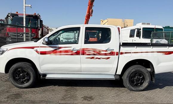 Nunua Imported Toyota Hilux Nyeupe Gari ndani ya Import - Dubai nchini Uganda Nunua Imported Toyota Hilux Nyeupe Gari ndani ya Import - Dubai nchini Uganda