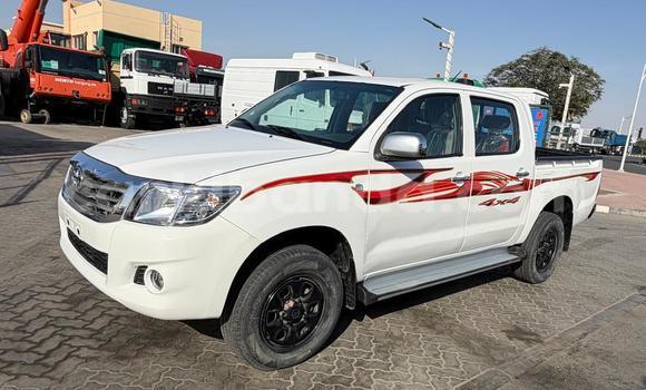 Nunua Imported Toyota Hilux Nyeupe Gari ndani ya Import - Dubai nchini Uganda Nunua Imported Toyota Hilux Nyeupe Gari ndani ya Import - Dubai nchini Uganda