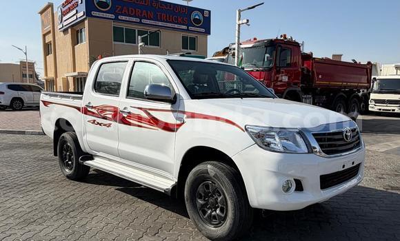 Nunua Imported Toyota Hilux Nyeupe Gari ndani ya Import - Dubai nchini Uganda Nunua Imported Toyota Hilux Nyeupe Gari ndani ya Import - Dubai nchini Uganda