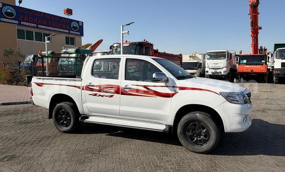Nunua Imported Toyota Hilux Nyeupe Gari ndani ya Import - Dubai nchini Uganda Nunua Imported Toyota Hilux Nyeupe Gari ndani ya Import - Dubai nchini Uganda