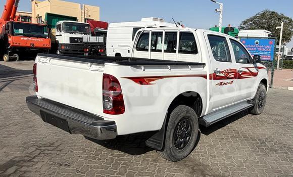 Nunua Imported Toyota Hilux Nyeupe Gari ndani ya Import - Dubai nchini Uganda Nunua Imported Toyota Hilux Nyeupe Gari ndani ya Import - Dubai nchini Uganda