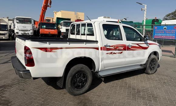 Nunua Imported Toyota Hilux Nyeupe Gari ndani ya Import - Dubai nchini Uganda Nunua Imported Toyota Hilux Nyeupe Gari ndani ya Import - Dubai nchini Uganda