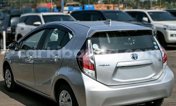 Acheter Neuf Voiture Toyota Aqua Gris à Kampala, Ouganda Acheter Neuf Voiture Toyota Aqua Gris à Kampala, Ouganda
