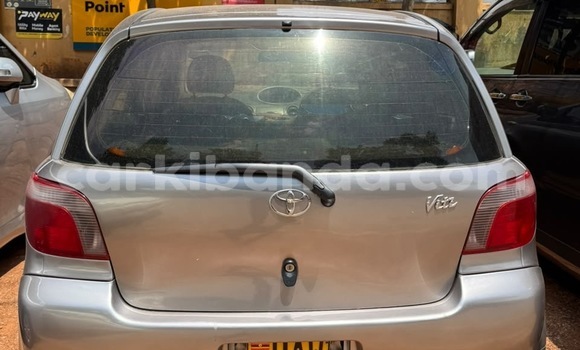 Nunua Ilio tumika Toyota Vitz Fedha Gari ndani ya Kampala nchini Uganda