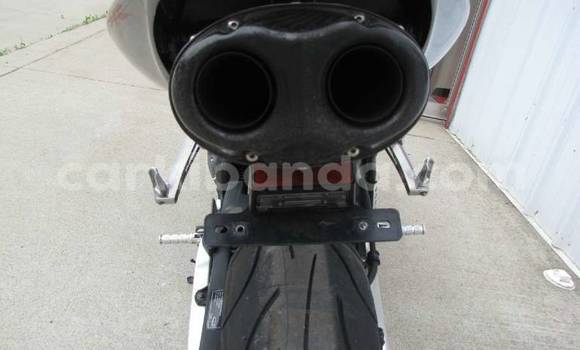 Nunua Ilio tumika Honda CBR 1000 RR Fedha Bike ndani ya Kampala nchini Uganda Nunua Ilio tumika Honda CBR 1000 RR Fedha Bike ndani ya Kampala nchini Uganda