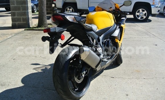 Gura Yakoze Suzuki GSX–R Beige Bike i Kampala mu Uganda Gura Yakoze Suzuki GSX–R Beige Bike i Kampala mu Uganda