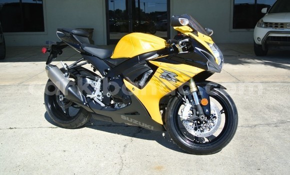 Gura Yakoze Suzuki GSX–R Beige Bike i Kampala mu Uganda Gura Yakoze Suzuki GSX–R Beige Bike i Kampala mu Uganda
