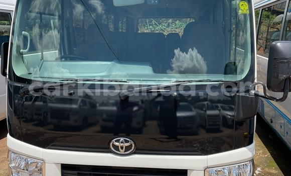 Gura Yakoze Toyota Coaster White Imodoka i Kampala mu Uganda Gura Yakoze Toyota Coaster White Imodoka i Kampala mu Uganda