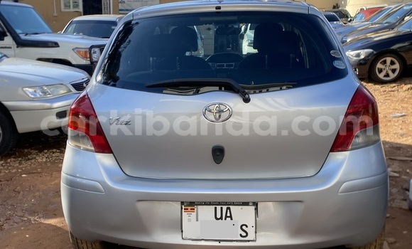 Gura Nshya Toyota Vitz Silver Imodoka i Kampala mu Uganda