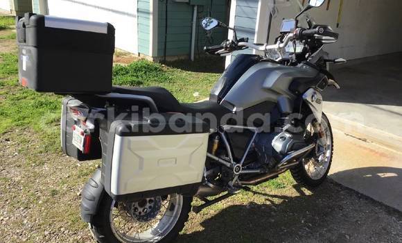 Gura Yakoze BMW R 1200 GS Silver Bike i Kampala mu Uganda Gura Yakoze BMW R 1200 GS Silver Bike i Kampala mu Uganda