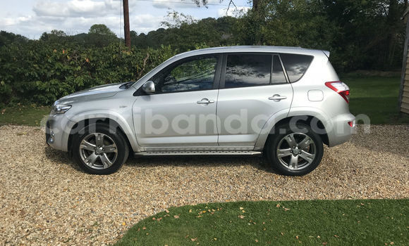 Gura Yakoze Toyota RAV4 Silver Imodoka i Kampala mu Uganda Gura Yakoze Toyota RAV4 Silver Imodoka i Kampala mu Uganda