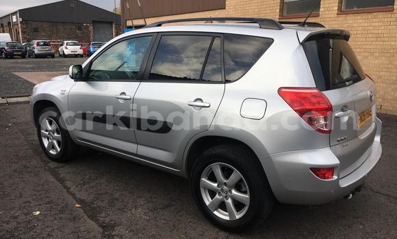 Nunua Ilio tumika Toyota RAV4 Beige Gari ndani ya Kampala nchini Uganda Nunua Ilio tumika Toyota RAV4 Beige Gari ndani ya Kampala nchini Uganda