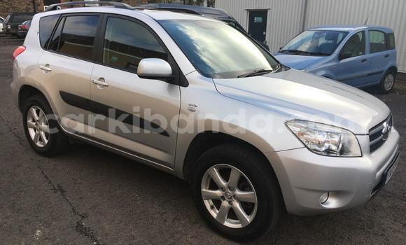 Nunua Ilio tumika Toyota RAV4 Beige Gari ndani ya Kampala nchini Uganda Nunua Ilio tumika Toyota RAV4 Beige Gari ndani ya Kampala nchini Uganda