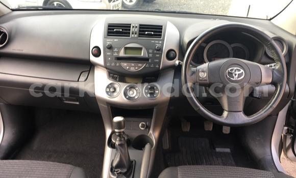 Nunua Ilio tumika Toyota RAV4 Beige Gari ndani ya Kampala nchini Uganda Nunua Ilio tumika Toyota RAV4 Beige Gari ndani ya Kampala nchini Uganda