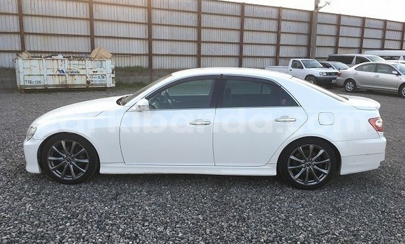 Gura Yakoze Toyota Mark X White Imodoka i Kampala mu Uganda Gura Yakoze Toyota Mark X White Imodoka i Kampala mu Uganda