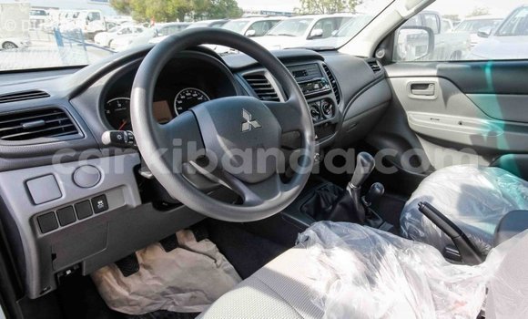 Acheter Import Voiture Mitsubishi L200 Blanc à Import - Dubai, Ouganda Acheter Import Voiture Mitsubishi L200 Blanc à Import - Dubai, Ouganda
