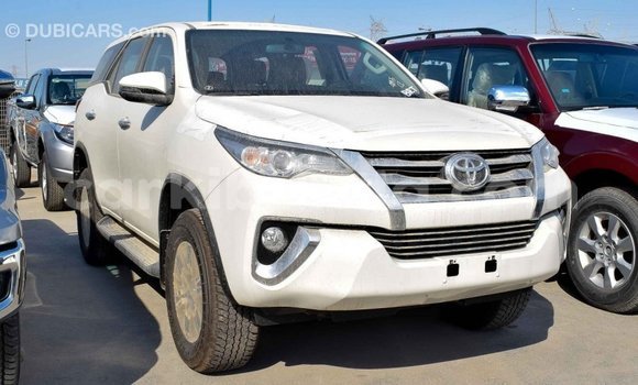 Acheter Import Voiture Toyota Fortuner Blanc à Import - Dubai, Ouganda Acheter Import Voiture Toyota Fortuner Blanc à Import - Dubai, Ouganda