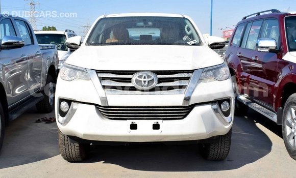 Acheter Import Voiture Toyota Fortuner Blanc à Import - Dubai, Ouganda Acheter Import Voiture Toyota Fortuner Blanc à Import - Dubai, Ouganda