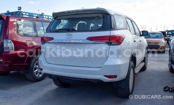 Acheter Import Voiture Toyota Fortuner Blanc à Import - Dubai, Ouganda Acheter Import Voiture Toyota Fortuner Blanc à Import - Dubai, Ouganda