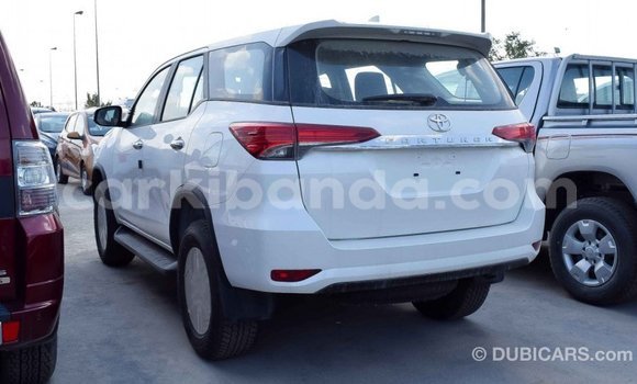 Acheter Import Voiture Toyota Fortuner Blanc à Import - Dubai, Ouganda Acheter Import Voiture Toyota Fortuner Blanc à Import - Dubai, Ouganda