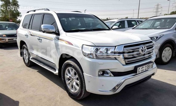 Acheter Import Voiture Toyota Land Cruiser Blanc à Import - Dubai, Ouganda Acheter Import Voiture Toyota Land Cruiser Blanc à Import - Dubai, Ouganda