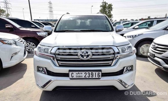 Acheter Import Voiture Toyota Land Cruiser Blanc à Import - Dubai, Ouganda Acheter Import Voiture Toyota Land Cruiser Blanc à Import - Dubai, Ouganda
