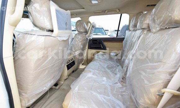 Acheter Import Voiture Toyota Land Cruiser Blanc à Import - Dubai, Ouganda Acheter Import Voiture Toyota Land Cruiser Blanc à Import - Dubai, Ouganda