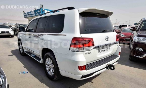 Acheter Import Voiture Toyota Land Cruiser Blanc à Import - Dubai, Ouganda Acheter Import Voiture Toyota Land Cruiser Blanc à Import - Dubai, Ouganda