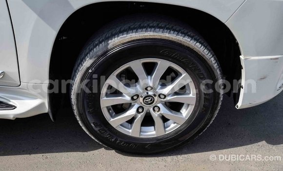 Acheter Import Voiture Toyota Land Cruiser Blanc à Import - Dubai, Ouganda Acheter Import Voiture Toyota Land Cruiser Blanc à Import - Dubai, Ouganda
