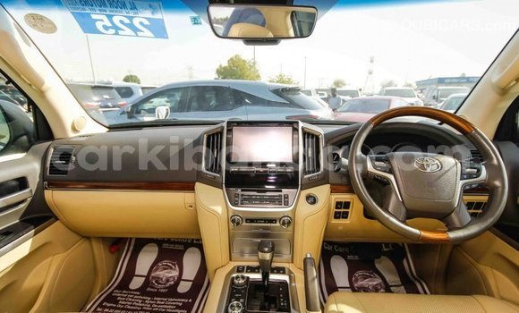 Nunua Imported Toyota Land Cruiser Nyeupe Gari ndani ya Import - Dubai nchini Uganda Nunua Imported Toyota Land Cruiser Nyeupe Gari ndani ya Import - Dubai nchini Uganda